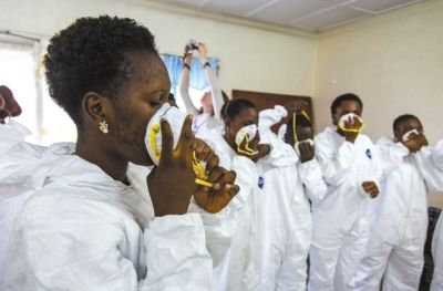 9月18日，塞拉利昂護(hù)士接受使用埃博拉防護(hù)裝備培訓(xùn)。新華社發(fā)