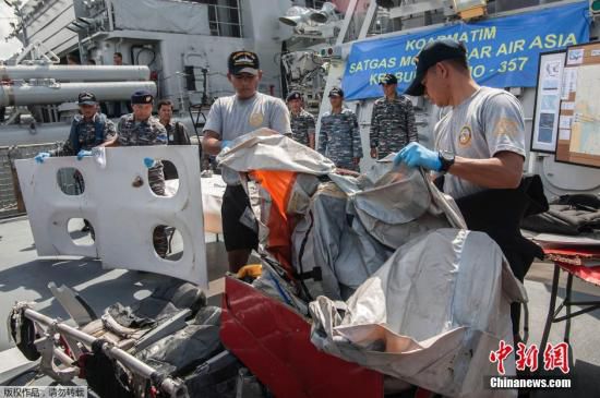 　當?shù)貢r間2015年1月5日，印尼泗水，印尼海軍展示從爪哇海中打撈到的亞航失事客機殘骸與遇難者的遺物