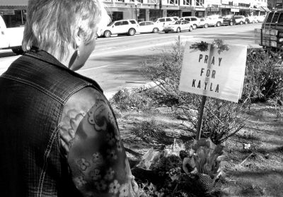 2月10日，美國亞利桑那州，民眾獻花悼念遇難的美國人質(zhì)米勒。圖/東方IC