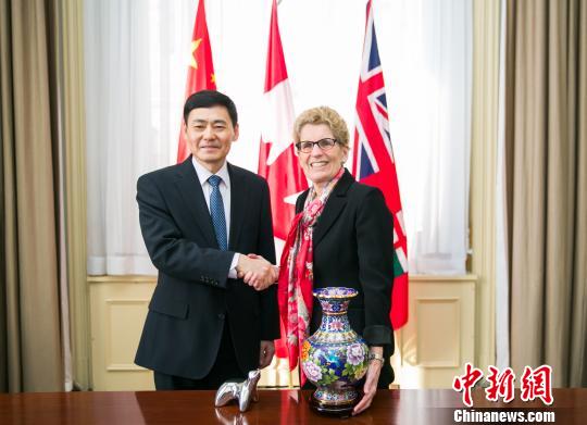 　圖示省長韋恩（右）與薛冰總領(lǐng)事首度官式會晤?！“彩?攝