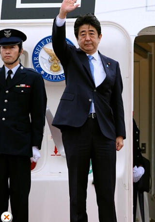安倍在機(jī)場(chǎng)告別，面色凝重