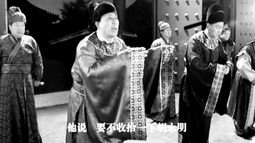 微電影中，“權(quán)貴人士”對“胡永明”多加陷害 視頻截圖