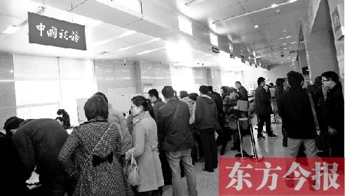 　昨天，在鄭州市房管局辦稅柜臺(tái)，迎來(lái)絡(luò)繹不絕辦理業(yè)務(wù)的市民