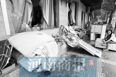 　多間臨街商鋪夜間被砸，店里的沙發(fā)、貨品等被搬到了戶外  侯建勛/攝