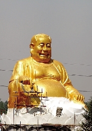 　4月25日，洛陽龍華歡樂園，網(wǎng)上引起熱議的“大背頭彌勒佛”。