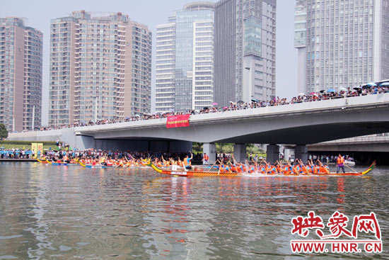 6月11日，2013中華軒轅龍舟大賽，在鄭州東區(qū)的如意湖舉行。