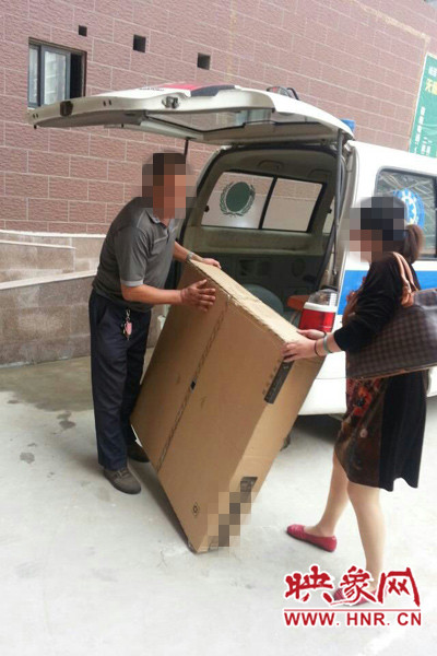 工作人員正在搬卸家具。