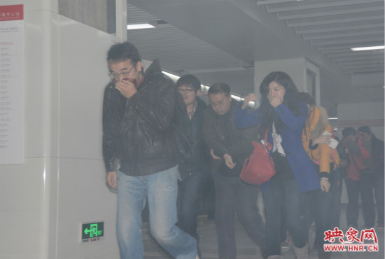 演習(xí)中，地鐵乘客從地鐵車廂中跑出。