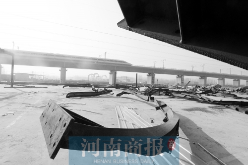 　鐵路兩側(cè)，不少建筑物已經(jīng)被拆除
