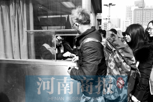 趙俊方在鄭州火車站進站，準備前往甘肅災區(qū)和災民一起過春節(jié)。記者 唐韜/攝