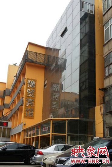 該酒店為加蓋樓層統(tǒng)一安裝上黑色玻璃，從前面看不出加蓋的痕跡