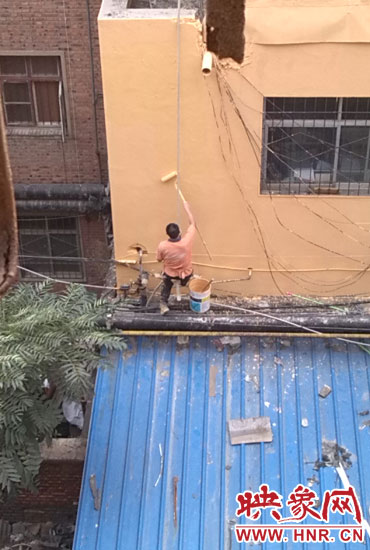 在13年11月多家媒體該酒店加蓋事件后，該酒店派人將樓層加蓋處統(tǒng)一刷上黃漆(附近小區(qū)居民提供)