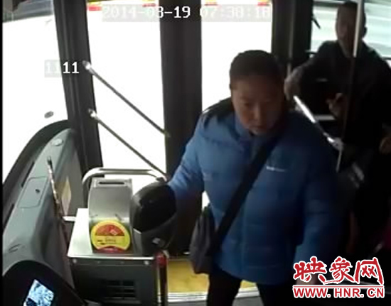 鄭州一女子因嫌公交跑得慢 發(fā)飆揪住車長險釀慘禍 鄭州一女子因嫌公交跑得慢 發(fā)飆揪住車長險釀慘禍