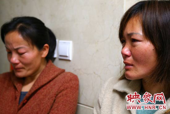 提及現(xiàn)狀，柴小快的女兒不住流淚。