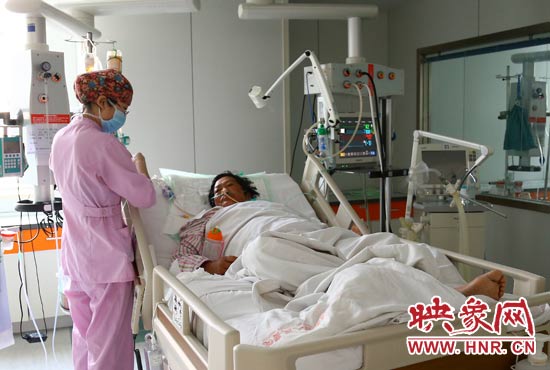 4月4日上午，仍舊躺在重癥監(jiān)護室里的柴小快正在接受治療。