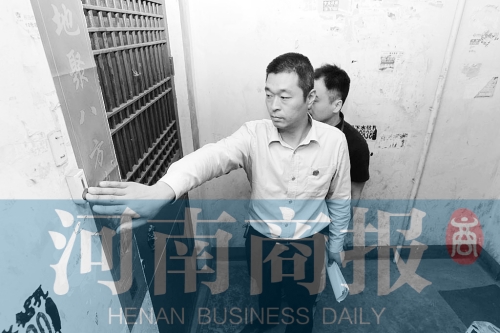 　來到馬某家，法官被拒之門外