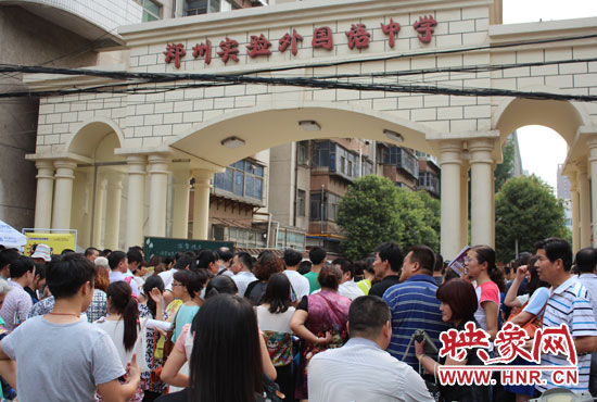 考試快結(jié)束時(shí)，陪考的家長(zhǎng)涌入學(xué)校接孩子。
