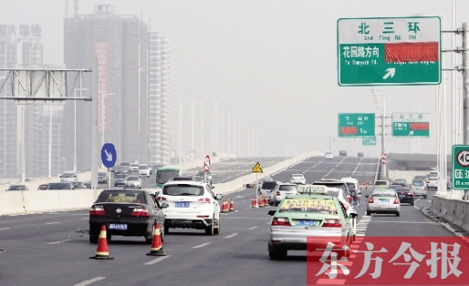 昨日，鄭州市北三環(huán)高架橋上，指向國(guó)基路方向的指示路牌還用紅布擋著