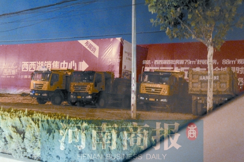 昨夜，記者發(fā)現(xiàn)一些工地外，渣土車們正在“休息”記者 鄧萬里/攝