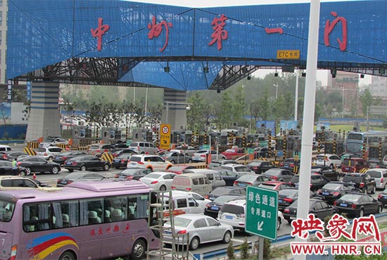 鄭州機(jī)場(chǎng)收費(fèi)站口（中州第一門）車輛排隊(duì)擁堵情況嚴(yán)重。