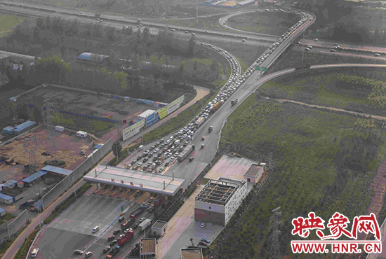 圖為鄭州環(huán)城高速航海路上下口，已經(jīng)出現(xiàn)車輛排隊情況。