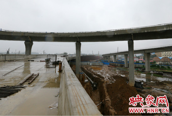京廣快速路二期北延工程北三環(huán)京廣路立交橋雛形顯現(xiàn)。