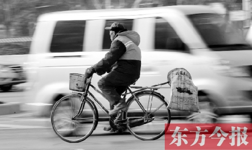 昨日，鄭州市中州大道上，穿梭于車流中上崗的環(huán)衛(wèi)工