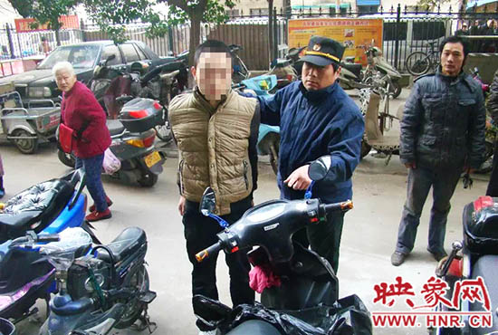 巡防隊員將盜賊控制。