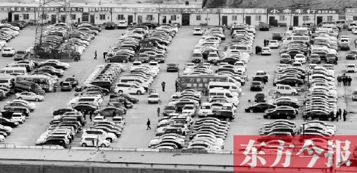鄭州市文化路北段一個二手車交易市場，停放著密集的二手車