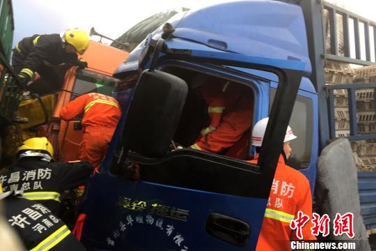 圖為21日，蘭南高速河南段21輛汽車發(fā)生連環(huán)相撞事故，消防人員對(duì)被困傷員進(jìn)行緊急救援。　郭浩　攝