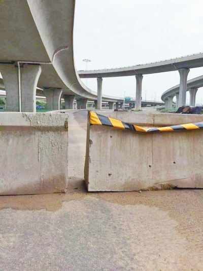 京廣快速路北延地面道路北三環(huán)入口處，一排石墩擋道，不讓入內(nèi)。