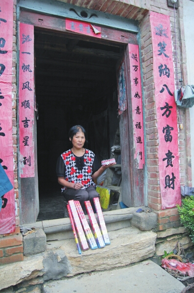 村民楊女士買來(lái)閃光雷、爆竹防衛(wèi)