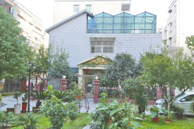 石二群在駐馬店市區(qū)樂龍小區(qū)的一處別墅 石二群在駐馬店市區(qū)樂龍小區(qū)的一處別墅