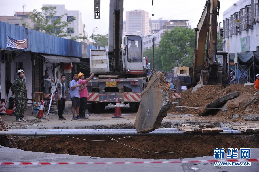 5月21日，在廣東省深圳市龍崗區(qū)橫崗街道紅棉二路華茂工業(yè)園路面塌陷處，救援人員在現(xiàn)場救援。