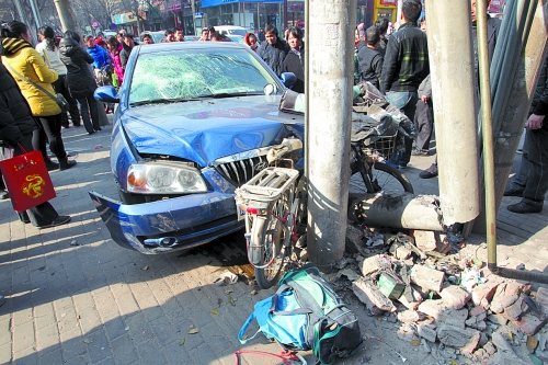 看看這兩起禍?zhǔn)?駕車時(shí)需當(dāng)心