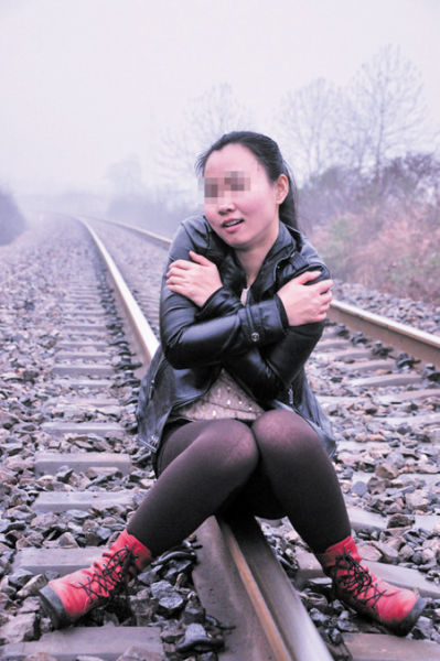 小莉正在鐵軌上拍照，民警提醒這樣十分危險(xiǎn)。 均為當(dāng)事人供圖