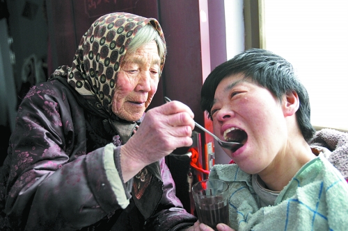 78歲婆婆照顧重病兒媳 稱(chēng)其就是自己的親閨女 78歲婆婆照顧重病兒媳 稱(chēng)其就是自己的親閨女