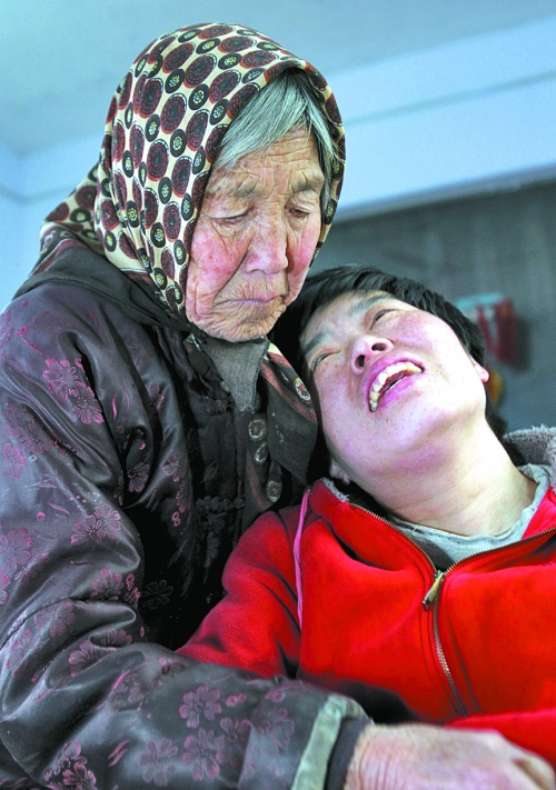 78歲婆婆照顧重病兒媳 稱(chēng)其就是自己的親閨女 78歲婆婆照顧重病兒媳 稱(chēng)其就是自己的親閨女