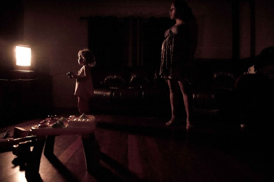 年輕單親媽媽的艱難生活 年輕單親媽媽的艱難生活