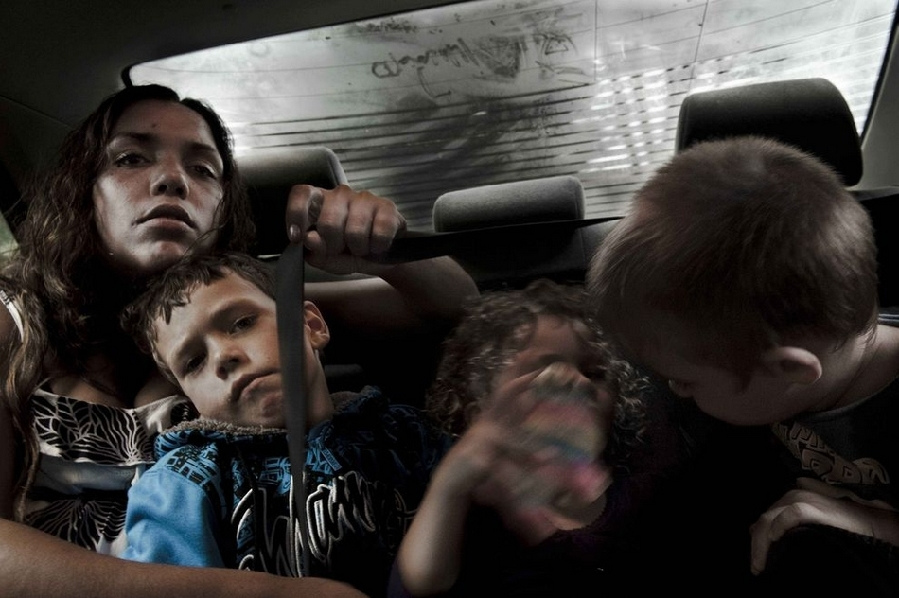 年輕單親媽媽的艱難生活 年輕單親媽媽的艱難生活