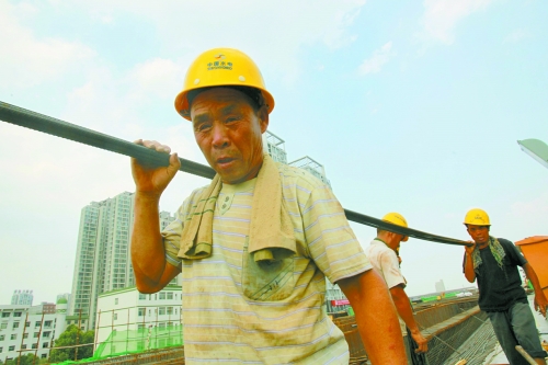 農(nóng)民工工作辛苦，權(quán)益理應(yīng)有保障。