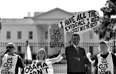 2日，反戰(zhàn)人士在白宮前高舉標(biāo)語，抗議美國可能對敘動武。