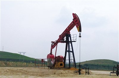 長慶油田標(biāo)準(zhǔn)化井場，位于定邊縣新安邊鎮(zhèn)店子坪村黃土高原上。