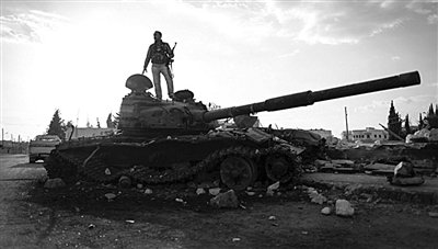 9月8日，敘利亞Zabadani，一名敘利亞反對(duì)派武裝人員站在廢棄的政府軍坦克上。