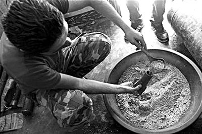 10日，敘反對(duì)派人員正在制作武器。