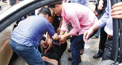 昨日，警方和市民們一起砸窗將肇事者控制。當(dāng)日，福州閩侯縣，一名男子駕駛小車在青口鎮(zhèn)奔馳大道附近撞人后逃逸，事故致7人死亡，12人受傷。圖/CFP