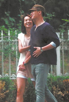 朱丹與神秘男友牽手亮相。