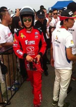 李晨撞車后看起來(lái)并無(wú)大礙，調(diào)整狀態(tài)繼續(xù)比賽。