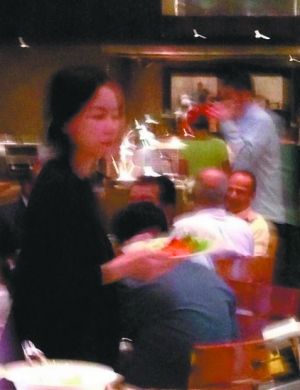 王菲在印度被網(wǎng)友偶遇。