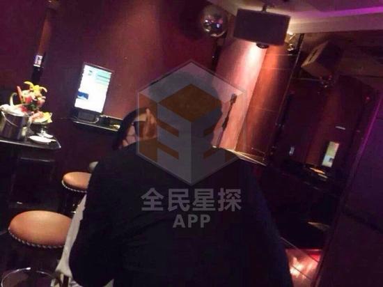 網(wǎng)絡曝光的田源激吻照，田源稱是角度問題